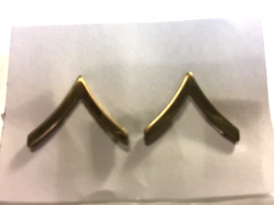U.S. Army Chevron: Pvt.  -  metal (pair) gold tone clutch back - Bild 1 von 2