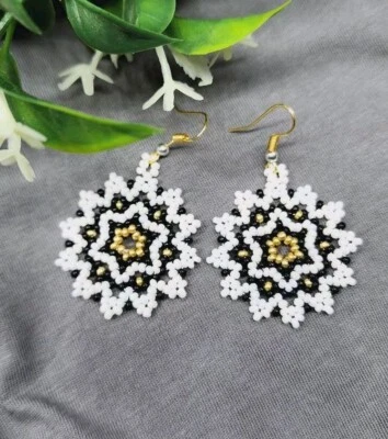  Pendientes con cuentas hechos a mano, blanco florecido pequeños Foto 1 de 4