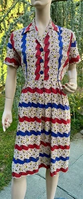 VESTIDO VINTAGE AÑOS 50 MARFIL RAYÓN AZUL Y ROJO MARGARITA Y CINTA ESTAMPADO DEFECTOS Foto 1 de 4