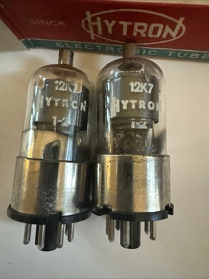 Tubos de audio base metálica Hytron 2 - 12K7 12k7gt NOS Foto 1 de 4