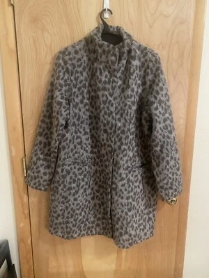 Abrigo para mujer Old Navy relajado suave cepillado estampado de leopardo gris blanco talla L F Foto 1 de 4