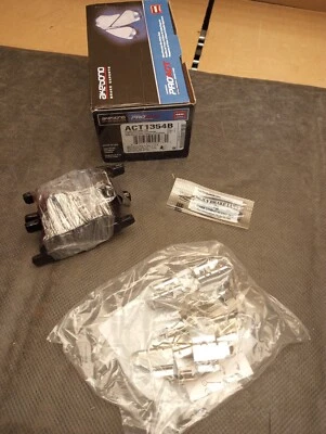 Juego de pastillas de freno de disco-ProACT Ultra Premium pastillas de cerámica traseras Akebono ACT1354B Foto 1 de 4