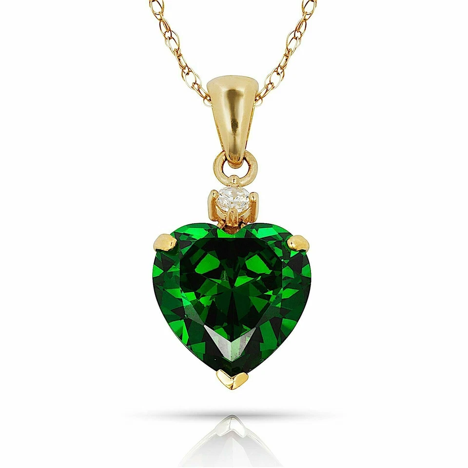 Colgante de oro amarillo macizo de 14 quilates de 0,75" con corazón de fianza con piedra de nacimiento de circonita cúbica verde mayo Foto 1 de 1
