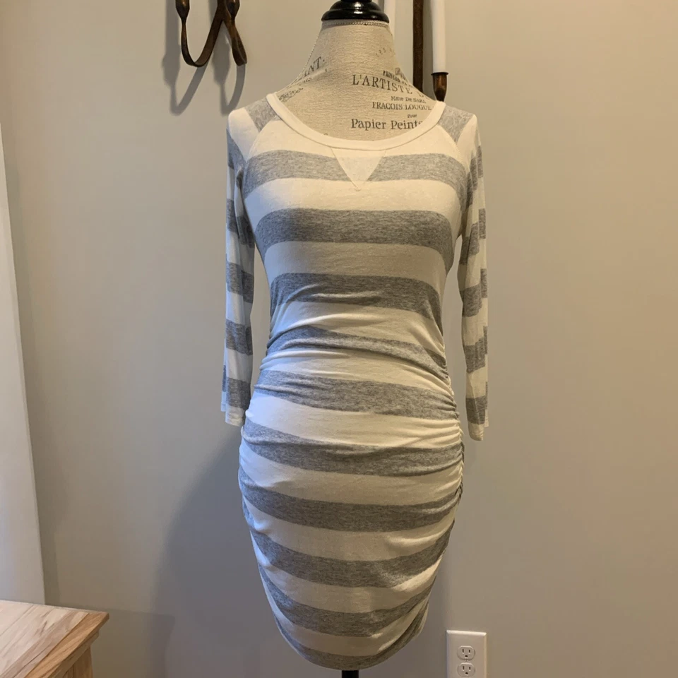 Espléndido Vestido a Rayas Gris y Blanco Manga 3/4 Talla Pequeña. ¡Tan suave! $138. Foto 1 de 4