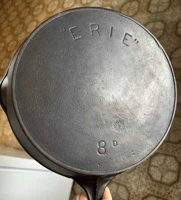Frigideira de ferro fundido Pre Griswold Erie #8 marca de fabricante de margaridas - Imagem 1 de 4