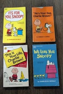 4 Vintage Charlie Brown & Snoopy Paperback Books , By Charles M. Schulz, 1960's - Foto 1 di 11