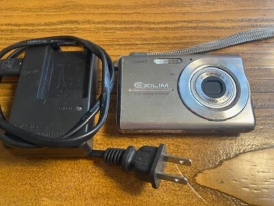 Casio EXILIM ZOOM EX-Z77 7.2MP Digital Camera - Silver - Image 1 of 2