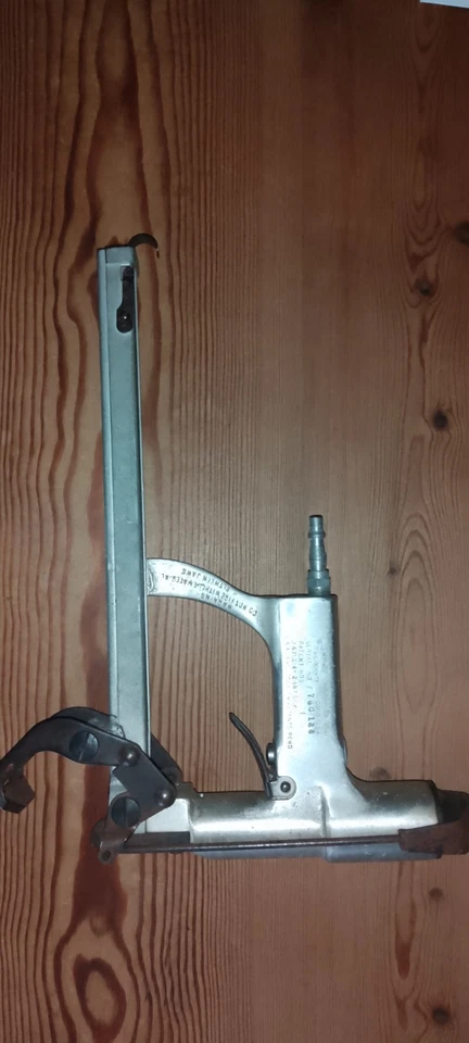 pneumatic clinch staple gun and staples  - Image 1 of 1