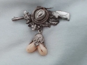 RIFLE GUN HUNTING COWBOY HAT GRANDEL BOAR TUSK GERMAN SILVER PIN BROOCH C CLASP - Picture 1 of 10