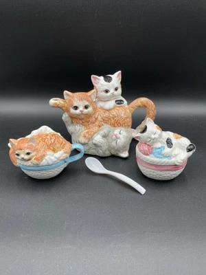 Albert Kessler & Co. Juego de tetera, crema y azúcar de cerámica Kitty con cuchara Foto 1 de 4