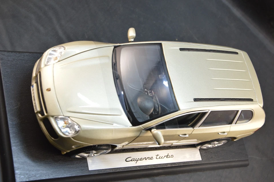 MAISTO 1/18 PORSCHE CAYENNE TURBO COLORE CHAMPAGNE DIE CATS MODEL COLLEZIONE - Immagine 1 di 1
