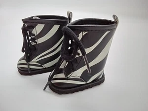 Botas cebra blancas y negras para ropa de muñeca de 18" - Imagen 1 de 3