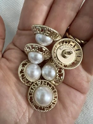 CC Logo (Set 6 Stück) 20 mm Gold / künstliche weiße Perlen - Schaftknöpfe / gestempelt - Bild 1 von 4