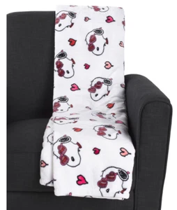 Berkshire Peanuts Snoopy Pink Hearts Heart Eyes 60x70 Plush Throw Blanket - Picture 1 of 8