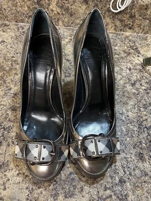 Zapatos de salón Burberry charol Nova Check ribete en Vamp con hebilla plateados talla 39 Foto 1 de 4