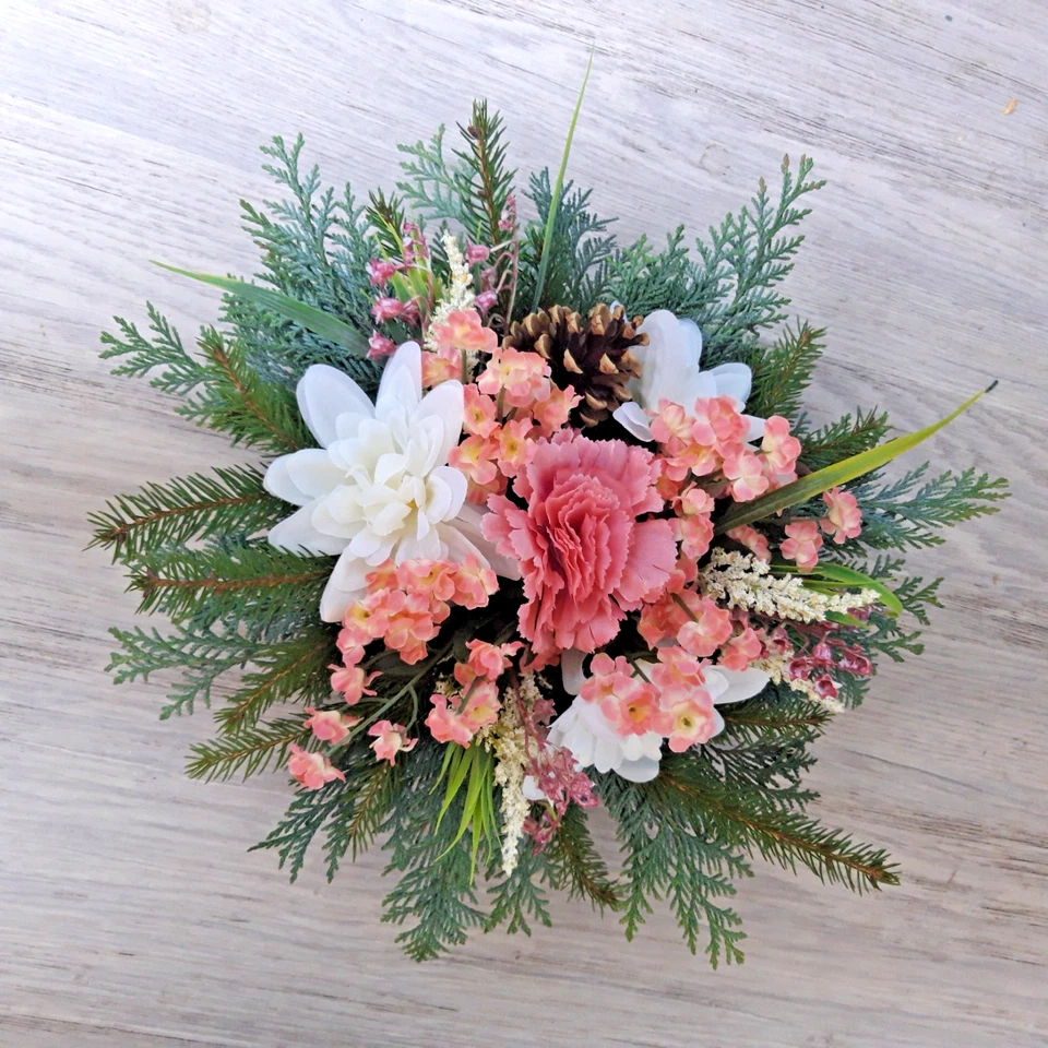 Grabgesteck, Grableger roa/weiß, ca. 35 cm ∅ mit Naturreißig und künstl. Blumen - Bild 1 von 1