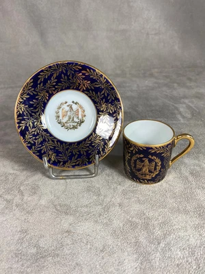 Tasse et soucoupe en porcelaine de Limoges inspiration Napoléonienne Circa 1950 - Photo 1/4
