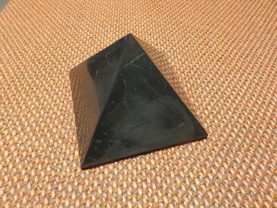Schungit & Shungit Pyramide ca. 8 x 8 cm. / poliert - Bild 1 von 1