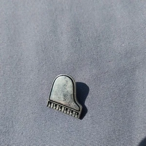 Piano Silver Toned Lapel Hat Jacket Pin - Picture 1 of 2