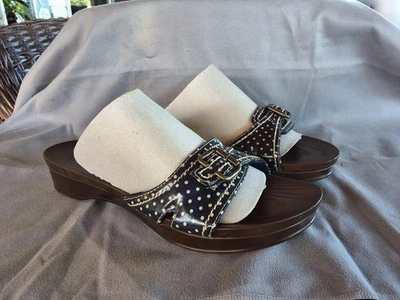 DR SCHOLLS Mujer Azul Marino Lunares DIAPOSITIVAS/SANDALIAS con Hebilla Talla 9 Suela de Imitación Madera. Foto 1 de 4