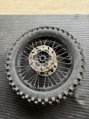 Rueda trasera Yamaha YZ250 YZ 250 llanta negra radios magníficos cojinetes de buje 1988 piñón Foto 1 de 4