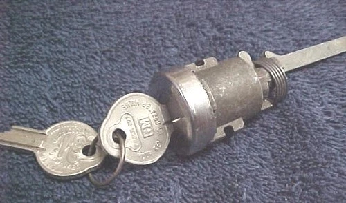 Chevrolet Chevy Corvair 1965 cerradura del compartimento delantero del maletero y llaves GM NUEVO DE STOCK Foto 1 de 1