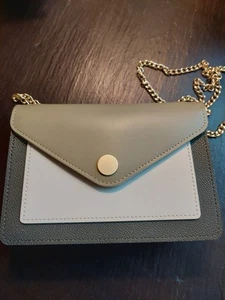 NEU! Miniso Umhängetasche mit Kette in dunkeloliv, hellbraun & weiß mit Goldakzenten - Bild 1 von 9