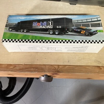 MOBIL 1 COCHE DE CARRERAS DE JUGUETE Y CAMIÓN DE JUGUETE 1994 Foto 1 de 2