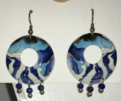 "Pendientes perforados vintage de cerámica con aspecto de acuarela de esmalte azul de 1,5"" de largo" Foto 1 de 4