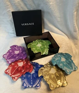 NEU VERSACE ACRYL MEDUSA UNTERSETZER 6ER SET + HALTER, Lila Rot Blau Gold Grün - Bild 1 von 21
