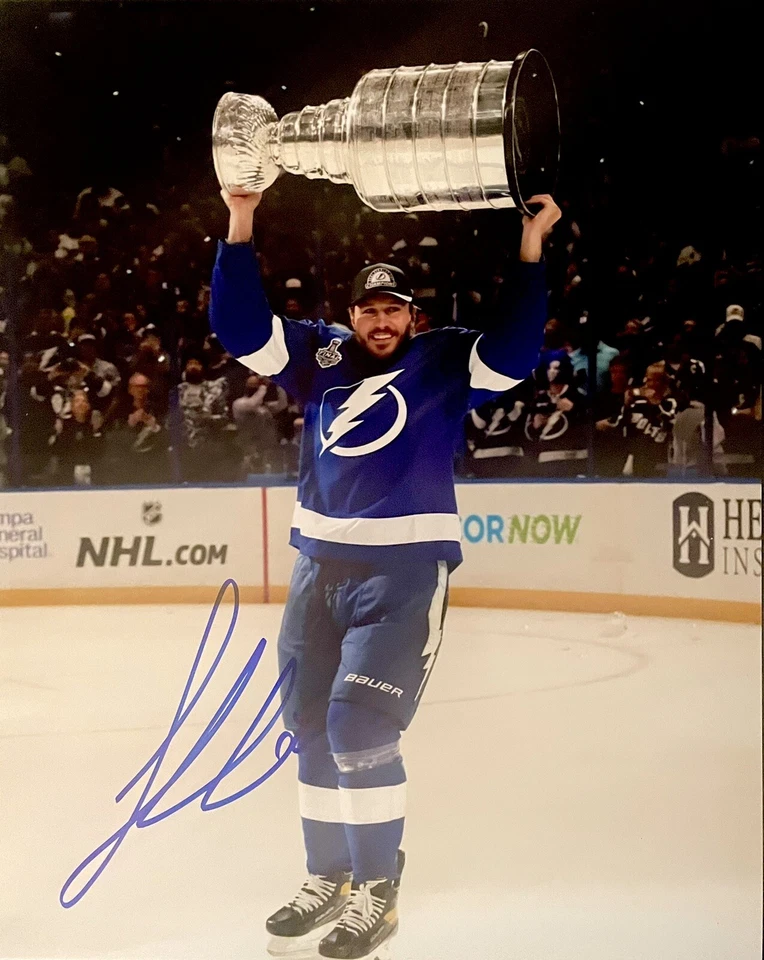 Foto assinada por Luke Schenn Tampa Bay Lightning Stanley Cup 8x10 Vancouver Canucks - Imagem 1 de 1