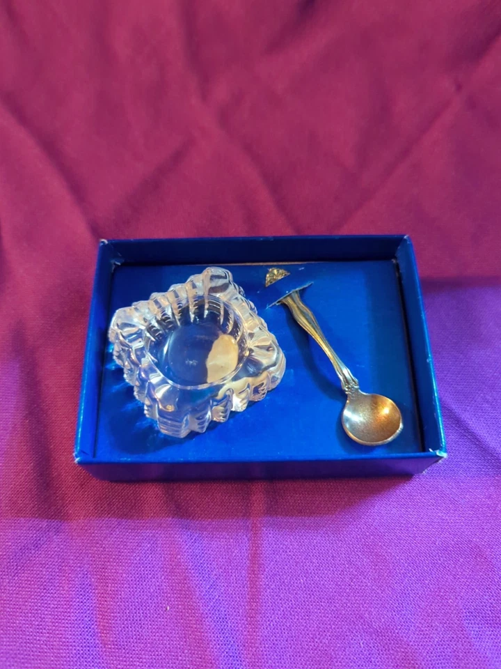 Cuchara de sal Westmorland de plata esterlina George y Martha y bodega Cambridge Foto 1 de 4