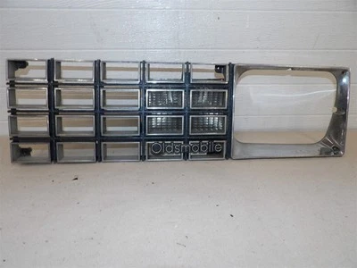 ЛЕВАЯ РЕШЕТКА РАДИАТОРА СО СТОРОНЫ ВОДИТЕЛЯ OLDSMOBILE OMEGA 1982 LH С ПОВОРОТНИКОМ ОТ ОРИГИНАЛЬНОГО ПРОИЗВОДИТЕЛЯ - Изображение 1 из 4