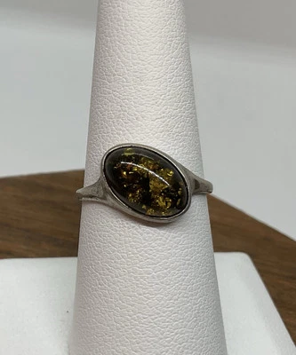 КОЛЬЦО ИЗ ЧИСТОГО СЕРЕБРА с БАЛТИЙСКИМ янтарем зеленое размер 8 миниатюрный овальный солитер - Изображение 1 из 4