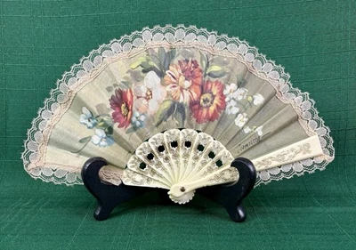 De colección Pintado a Mano Victoriano Abanico Firmado Tela Encaje Borde Flores Vibrantes 9"W Abierto Foto 1 de 4