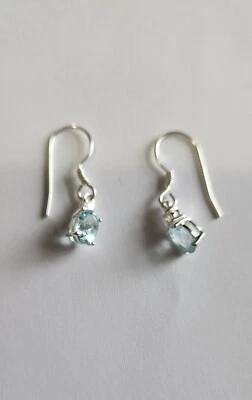 Pendientes colgantes de plata con topacio azul cielo Foto 1 de 3
