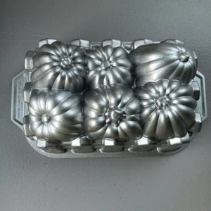 Nordic Ware Pumpkin Harvest Loaf Pan 6 Cups 1.4 Liters USA Bundt Holiday Autumn - Picture 1 of 6