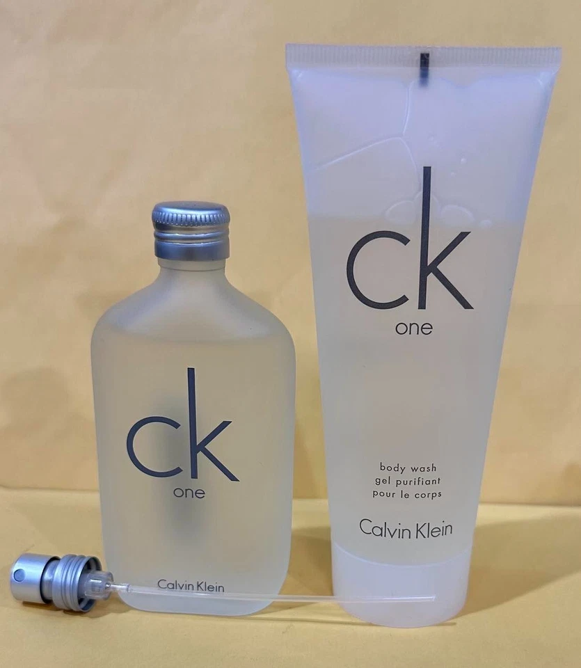 CK ONE por Calvin Klein para Unisex 1.7 OZ Eau de Toilette Spray + LAVADO CORPORAL 3.4 OZ Foto 1 de 1