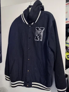 Chaqueta Universitaria Colección Naruto-Shippuden-Gris/Negro-Capucha-Botón a Presión-Talla XL - Imagen 1 de 11