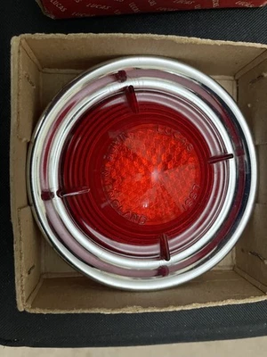 Lente roja Lucas y cromo envolvente para BMC Austin A40, A50, A55, A90 NOS Foto 1 de 4