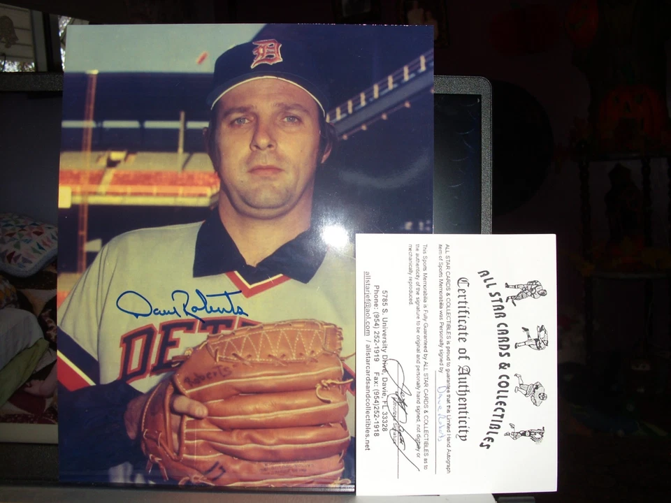 DETROIT TIGERS DAVE ROBERTS SIGNED 8X10 PHOTO AUTOGRAPHED - Image 1 of 1