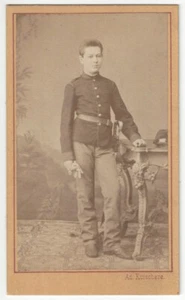 Soldado militar austriaco de la década de 1890 con espada - fotografía en CDV - Imagen 1 de 2