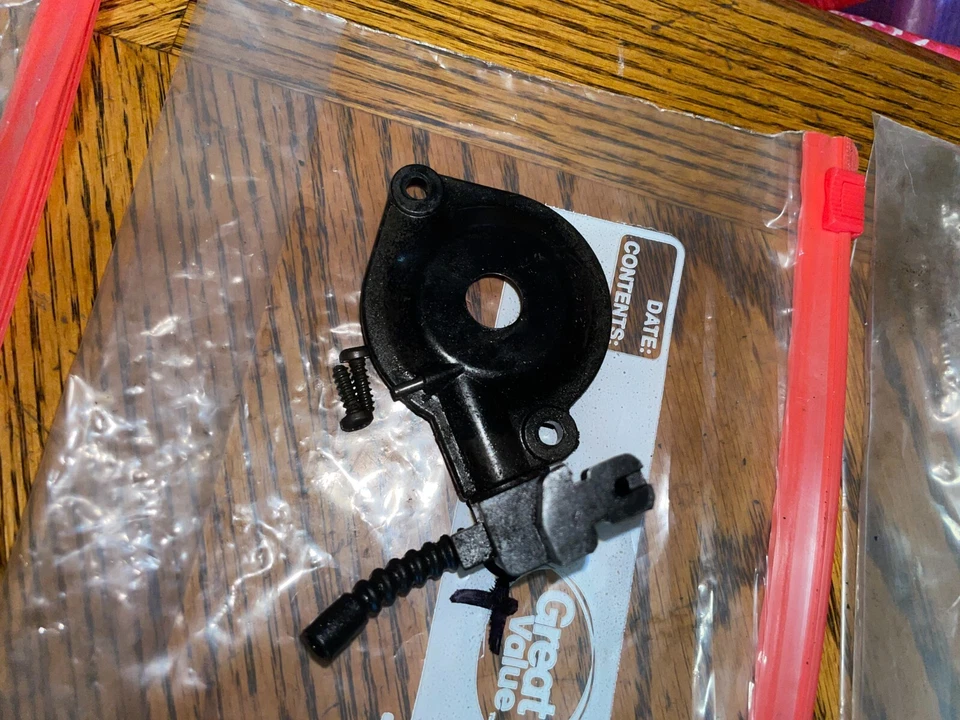 POULAN WILD THING 40CC 4018 PO4018 OIL PUMP OILER  W/ BOLTS  OEM NICE - Image 1 of 1