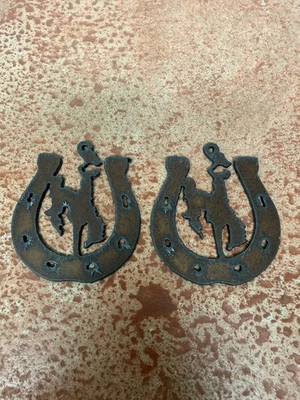 NUEVO Juego de 2 Colgantes de Metal Rústico Bucking Horse Bronc Rider Foto 1 de 4