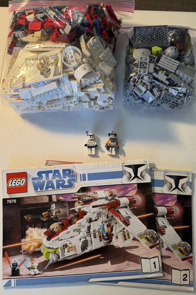 LEGO Star Wars: Republic Attack Gunship (7676) Used Missing 3 Minifigs - image 1 of 1