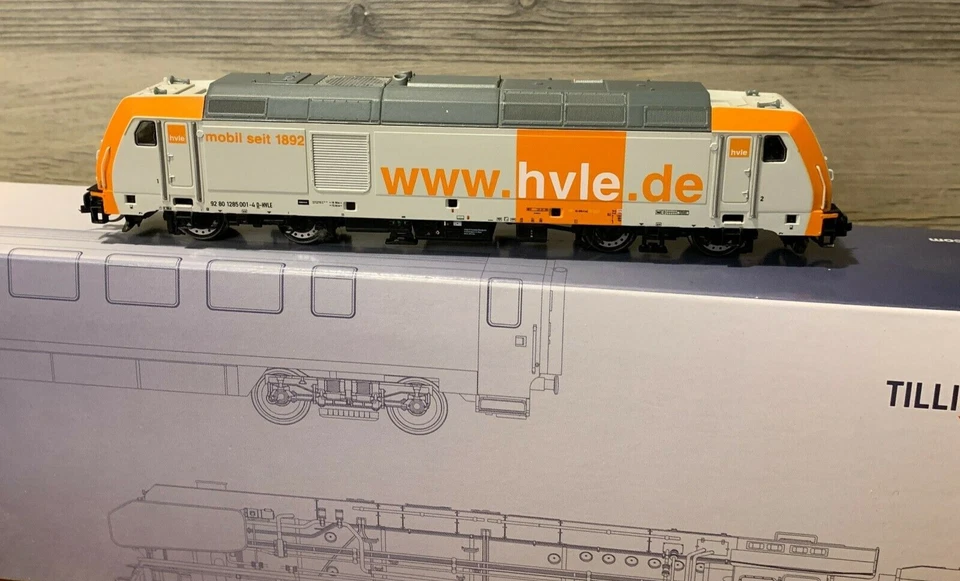 BR 285 001-4 HVLE Tillig 04932 Diesellok Traxx BR 245 246 R 650 OVP TT Neu - Bild 1 von 2