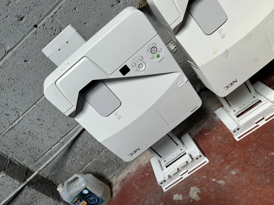 Projector NEC NP-UM280W LED HLD 380LUMENS 1280X800 VARIOUS LAMP HOURS LCD WXGA - Image 1 of 1