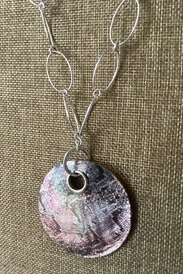 Collar llamativo grande iridiscente serpiente disco concha colgante plata de colección Alfani Foto 1 de 4