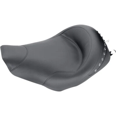 Широкое одиночное туристическое сиденье с заклепками Mustang (черное) 75578 - Изображение 1 из 2