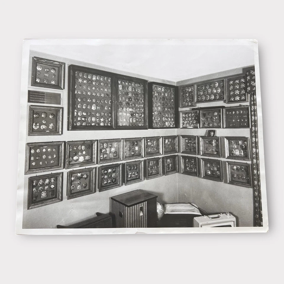 Colección de insignias de policía foto vintage exhibición de pared recuerdos de aplicación de la ley Foto 1 de 4